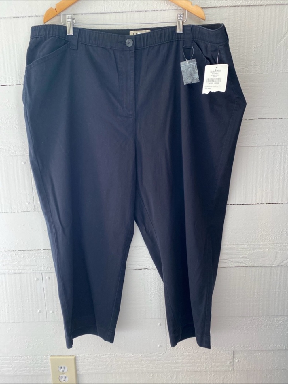 L.L. Bean Pants Women 26W Black Straight Fit Comfort Waist Capri Chino NEW